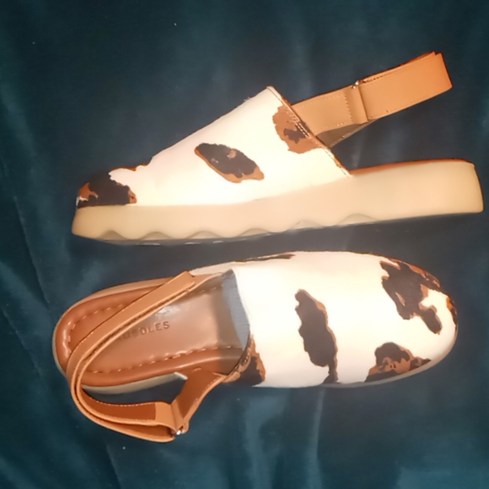 Gorgeous Animal Print Aerosoles Mules.